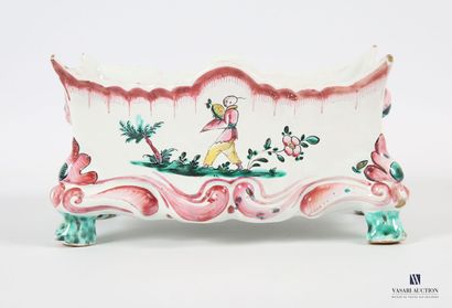 null LA ROCHELLE, circa 1775
Earthenware flowerpot on four feet, rocaille edge with...