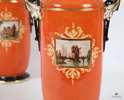 null BURSLEM - Angleterre
Paire de vases de forme balustre à fond orange, la panse...
