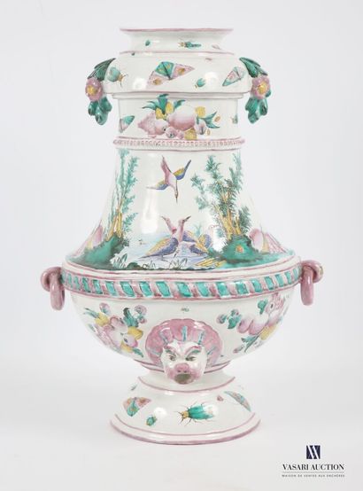 null La Rochelle, circa 1775
Fountain body with pedestal, handles forming rings,...