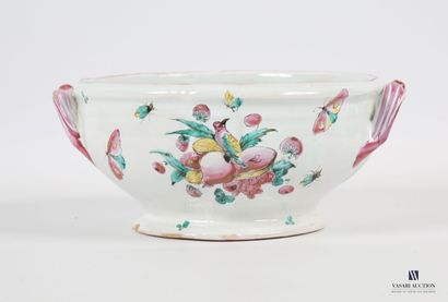 null LA ROCHELLE, circa 1775
Earthenware tureen without its lid, with two handles,...