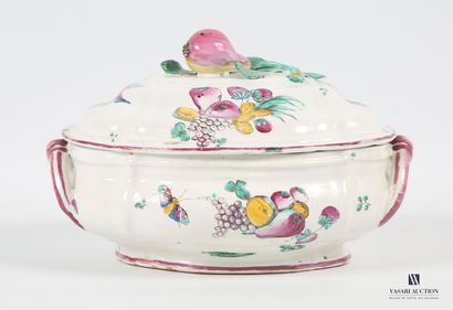 null LA ROCHELLE, circa 1775 
Oval covered vegetable dish with two handles in earthenware...