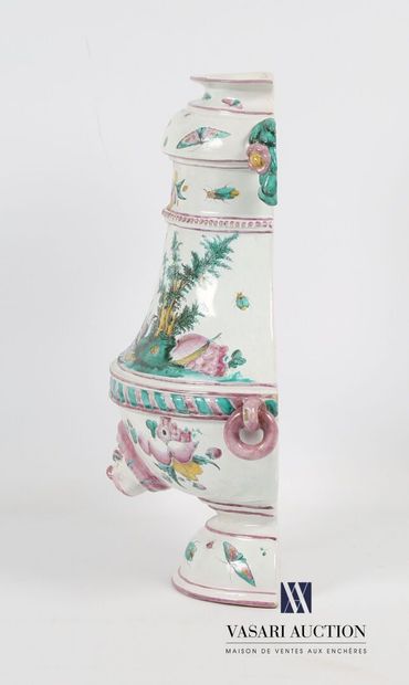 null La Rochelle, circa 1775
Fountain body with pedestal, handles forming rings,...