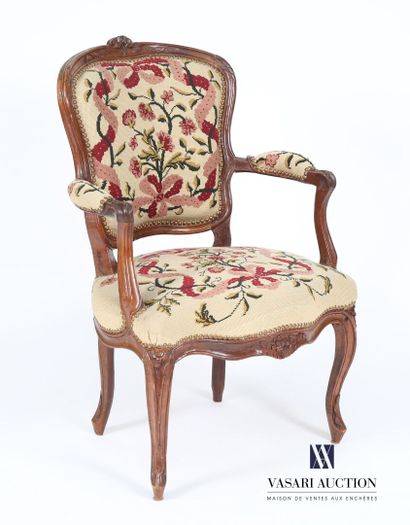 null fauteuils en bois naturel mouluré et sculpté à décor de fleurettes, le dossier...
