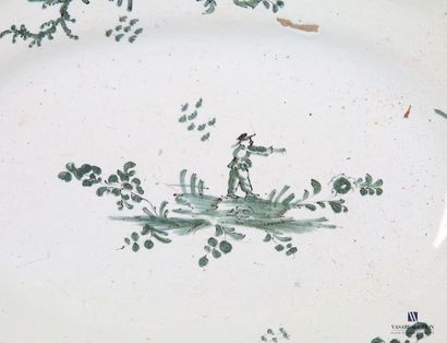 null LA ROCHELLE, vers 1770, Petit plat ovale en faïence
à décor en camaïeu vert...