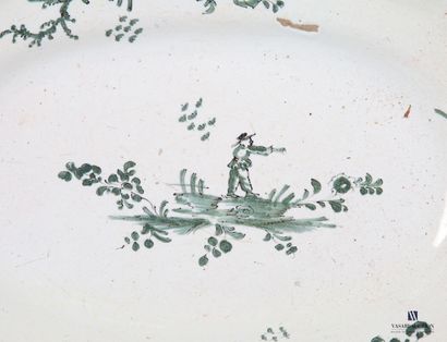 null LA ROCHELLE, around 1770, Small oval earthenware dish
decorated with green monochrome...