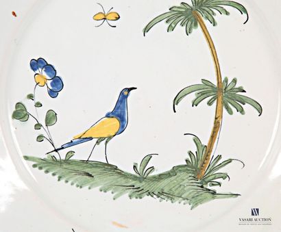 null LA ROCHELLE, circa 1785
Assiette en faïence à décor d'un oiseau sur un tertre...