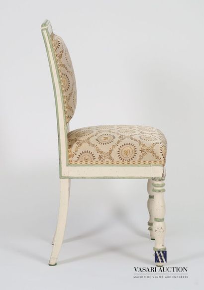 null Suite de dix chaises en bois naturel mouluré relaqué blanc et rechampi vert,...