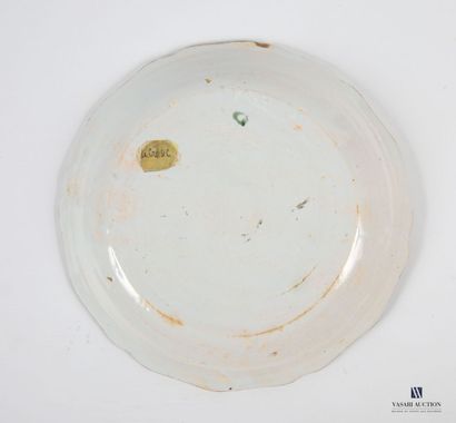 null LA ROCHELLE, attributable
Earthenware plate with polychrome enamel decoration...