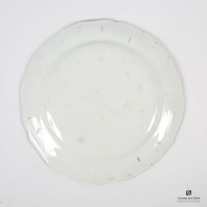null LA ROCHELLE, 18th century
Earthenware plate, decorated with reverberation enamels...