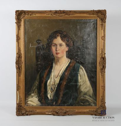null NEWBERY Francis Henry (1855-1946)
Portrait de femme au médaillon 
Huile sur...