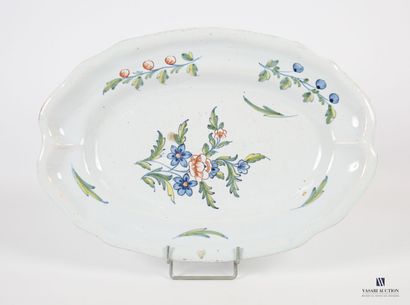 null NEVERS, vers 1765
Plat en faïence de forme ovale à décor de fleurs et végétaux
Etiquette...