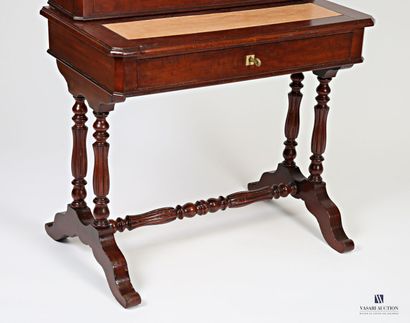 null Mahogany veneer desk, it has in its upper part a recessed step opening by two...