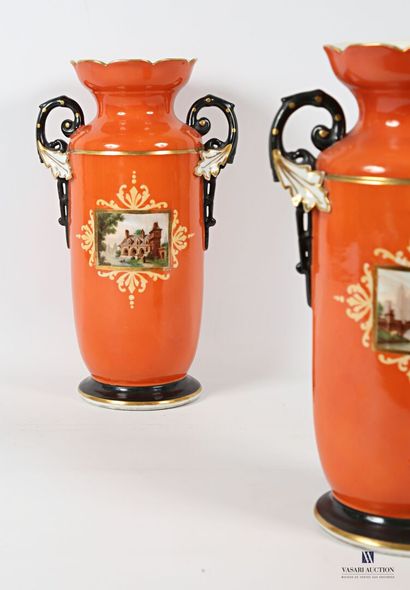 null BURSLEM - Angleterre
Paire de vases de forme balustre à fond orange, la panse...