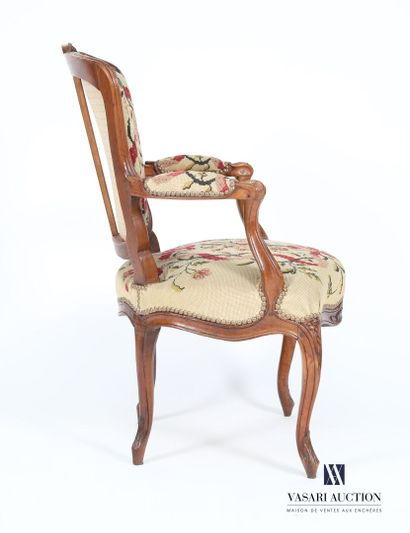 null Trois fauteuils en bois naturel mouluré et sculpté à décor de fleurettes, le...