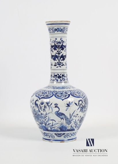 null DELFT
Vase of form gourd with broad body and long slightly widened collar out...