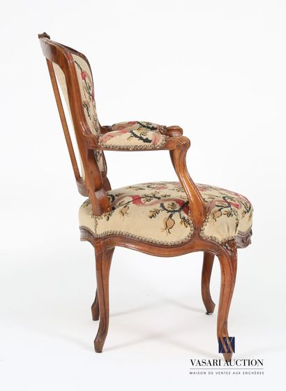 null Deux fauteuils en bois naturel mouluré et sculpté à décor de fleurettes, le...