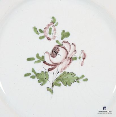null SUD-OUEST, XVIIIème siècle
Assiette en faïence à décor de roses et de branches...