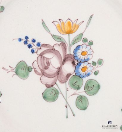null MONTAUBAN. XVIIIème siècle
Assiette en faïence à décor de bouquet fleuri 
Diam....