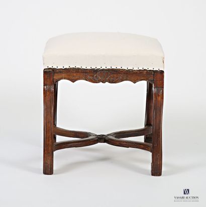 null Tabouret en bois naturel mouluré et sculpté, l'assise de forme carrée soulignée...