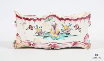 null LA ROCHELLE, circa 1775
Bouquetière en faïence avec pique- fleurs amovible à...