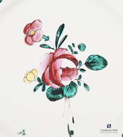null LA ROCHELLE, XVIIIème siècle
Assiette en faïence à décor d'une rose et fleurs...