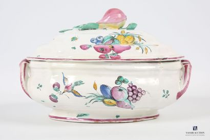 null LA ROCHELLE, circa 1775 
Oval covered vegetable dish with two handles in earthenware...