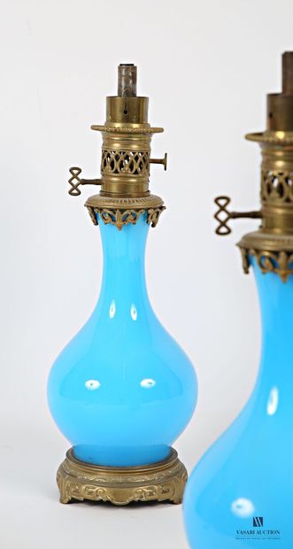 null Paire de lampes à pétrole de forme balustre en opaline bleu, elles sont ornées...