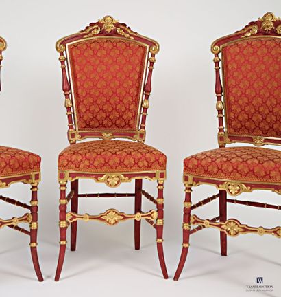 null Suite de trois chaises en bois naturel mouluré sculpté laqué rouge et rechampi...
