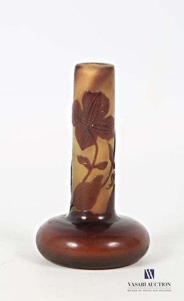 null GALLE Emile (1846-1904) d'après
Vase miniature soliflore en verre multicouche...