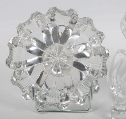 null Crystal lot including a round ashtray, the polylobed edge (small chips - Diam.:...