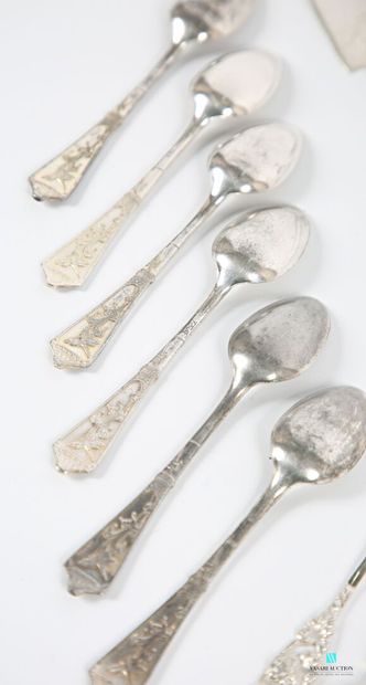 null Lot in silver plated metal including a knife of service to fish, the handle...