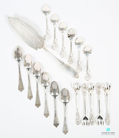 null Lot in silver plated metal including a knife of service to fish, the handle...