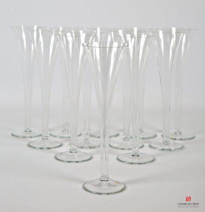 null Suite of twelve glass champagne flutes, the flared goblet 
(a tiny chip)
Height...