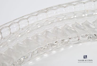 null BACCARAT 
Centerpiece in molded crystal with torso rib decoration, including...