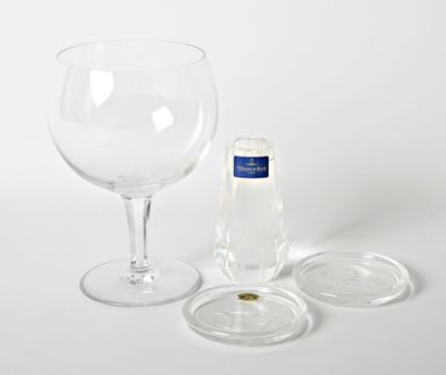 null Lot including a crystal vase soliflore, the ribbed body, labels Villeroy & Bosch...