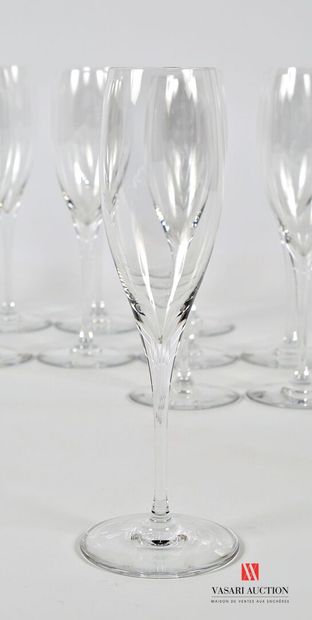 null BACCARAT 
Suite of twelve champagne flutes in plain crystal.
Height. Height...