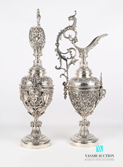 null Pair of silver-plated ewer standing on a round base with doucine punctuated...