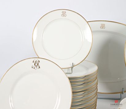 null Set in white porcelain and gold filets, numbered including fifteen dinner plates...