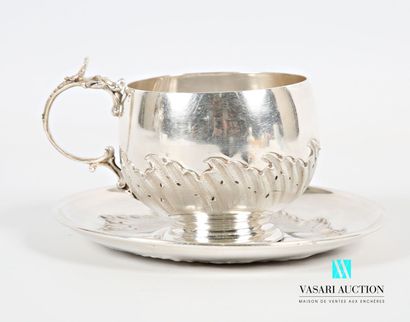 null Cup and its under cup in silver decorated with waves, the semi-spherical catch...