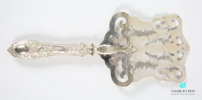 null Asparagus shovel, the handle in filled silver decorated with foliage and flowers,...