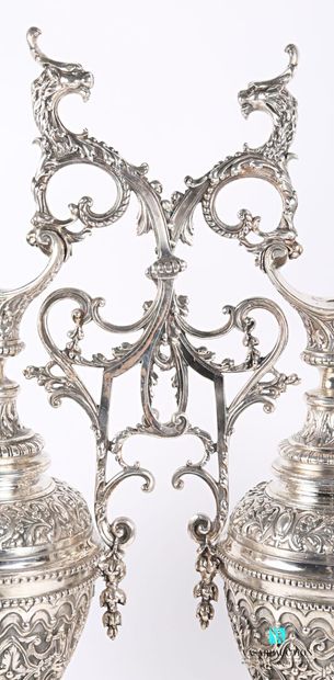 null Pair of silver-plated ewer standing on a round base with doucine punctuated...