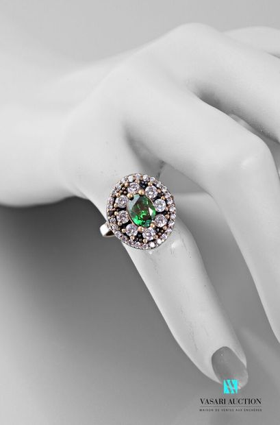 null Silver ring 925 thousandths decorated with a green stone in its center hemmed...