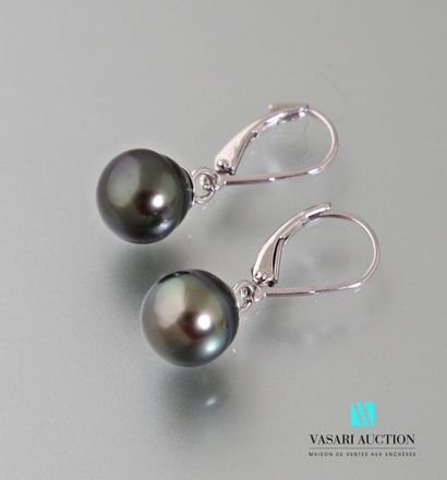 null Pair of 925 thousandths silver earrings holding two 10 mm Tahitian pearls.
Gross...