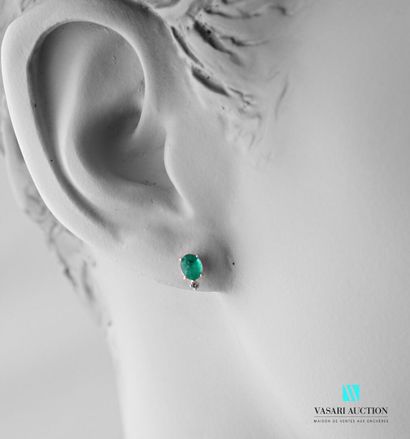 null Pair of earrings in white gold 750 thousandths adorned with two oval emeralds...