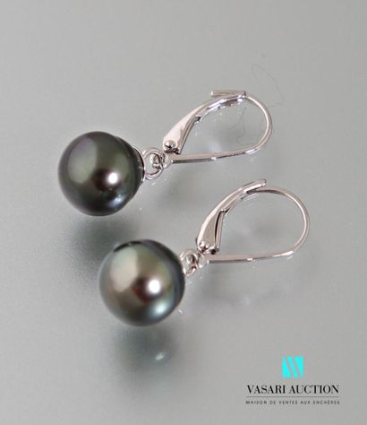 null Pair of 925 thousandths silver earrings holding two 10 mm Tahitian pearls.
Gross...