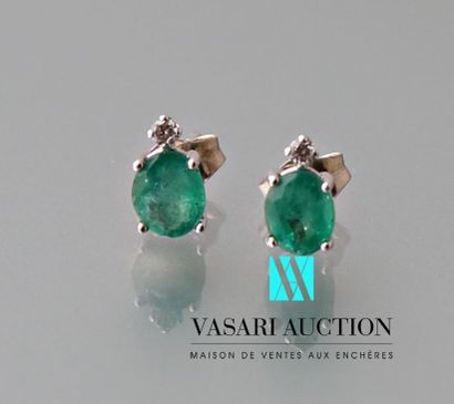 null Pair of earrings in white gold 750 thousandths adorned with two oval emeralds...