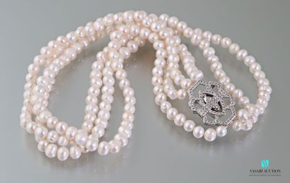 null Necklace with three rows of freshwater pearls, the openwork clasp of diamond...