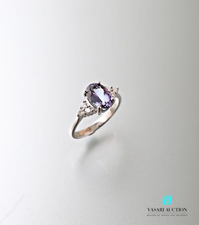 null Ring in white gold 750 thousandth set in its center of a Tanzanite of oval size...