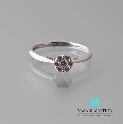 null Flower ring in white gold 750 thousandths decorated with seven round diamonds...
