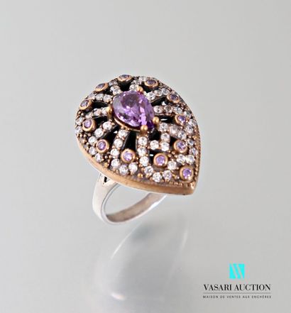 null Silver and copper pear-shaped ring centered on a violet stone in an openwork...